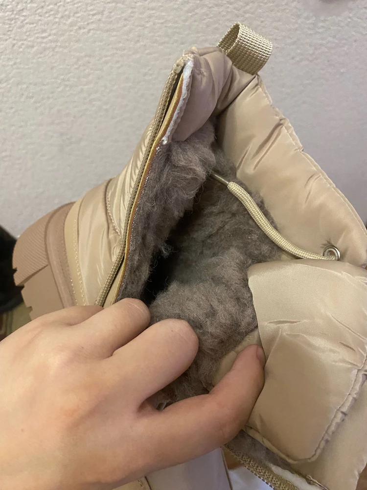 Ботинки отличные, теплые, сделаны качественно. Продавцу спасибо! Насчет торчащего синтепона никаких претензий нет, под застегнутой молнией не видно. Какая-то дотошность бестолковая уже, на качество ботинок не влияет эта белая полоска.