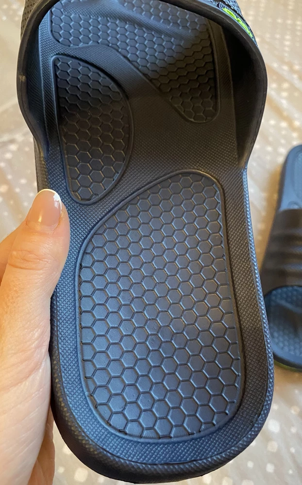 Качественные шлепки. Ходить в них удобно, они мягкие. Размер подошел.
Сделаны в России