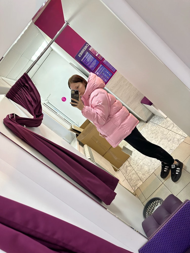 Куртка оооочень теплая. Набита прям хорошо, из за этого тяжеловата. Но это только плюс ) Идет размер в размер. Сшита качественно. Цвет шикарный 😍