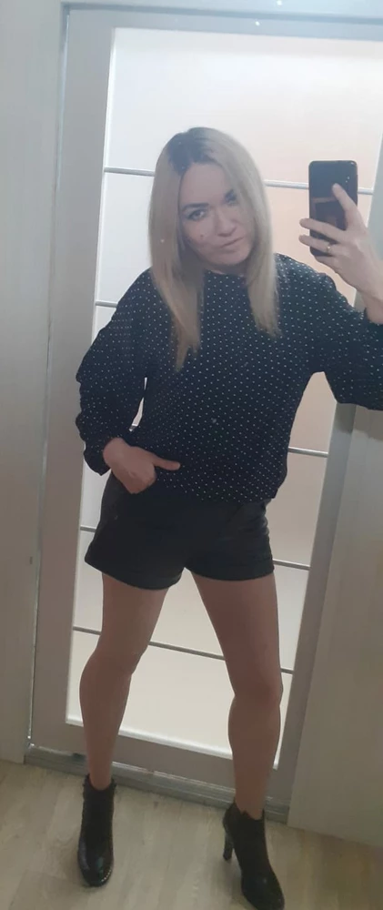 Это любофффф. Ооооочень удобная блузка. резиночка внизу не даёт подниматься блузке вверх, рукава объёмные, горловина не давит, широкая, а в области груди все комфортно. Однозначно рекомендую к покупке.