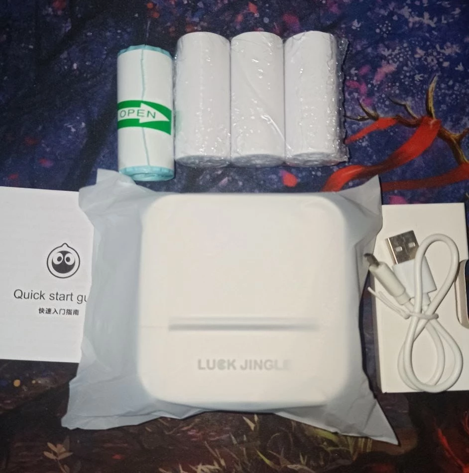 Очень удобный портативный принтер, быстро можно напечатать примеры, так же можно быстро распечатать распечатать картинку для вклейки в тетрадь, для этого есть специальная самоклеющаяся бумага.