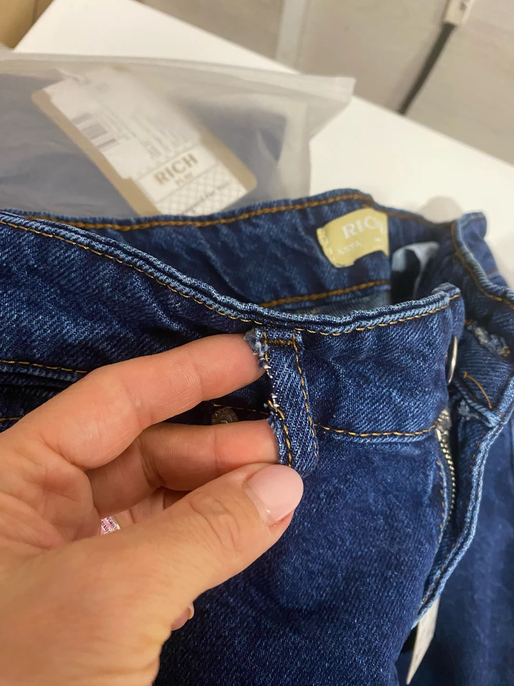 Открыла, увидела, и вернула. Даже мерять не стала. И не надо писать, что тщательно проверяете, я через пакет увидела срезанную часть. Распаковала только для фото.