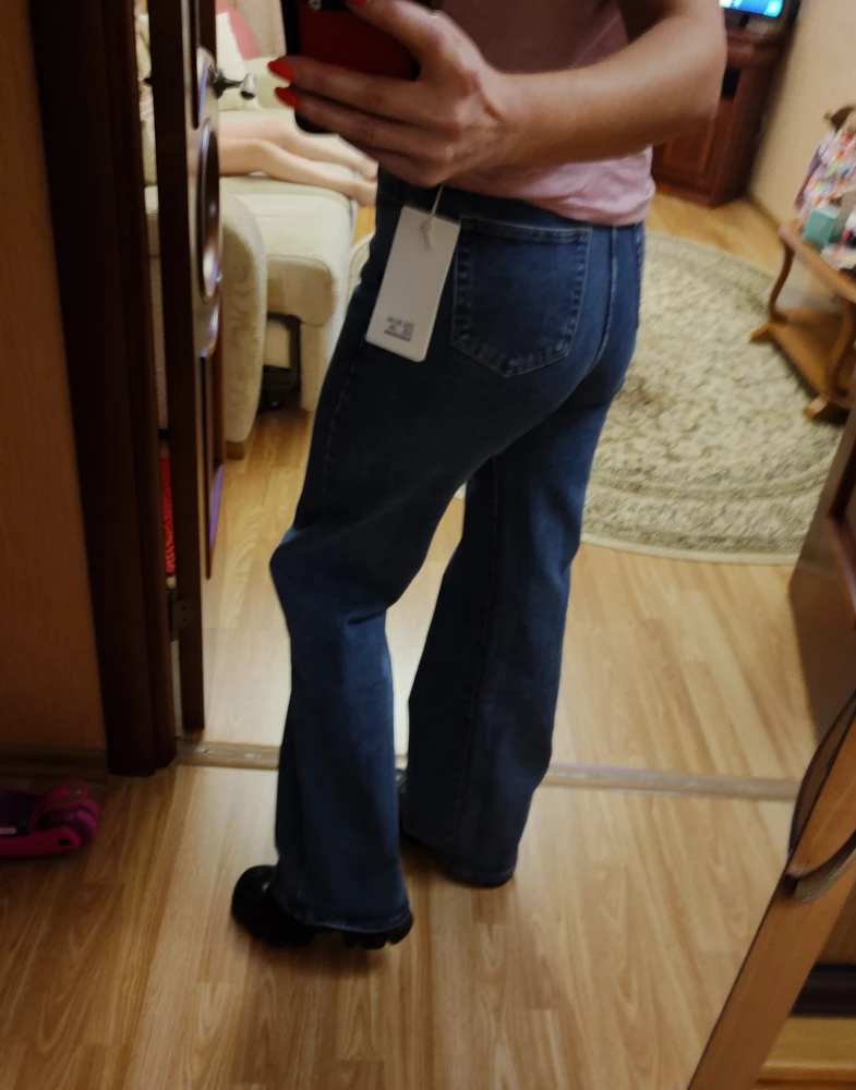 Стильные джинсики. Мне очень понравились. Джинса мягкая, приятная тактильно. Сделаны качественно без изъянов и цена радует.
