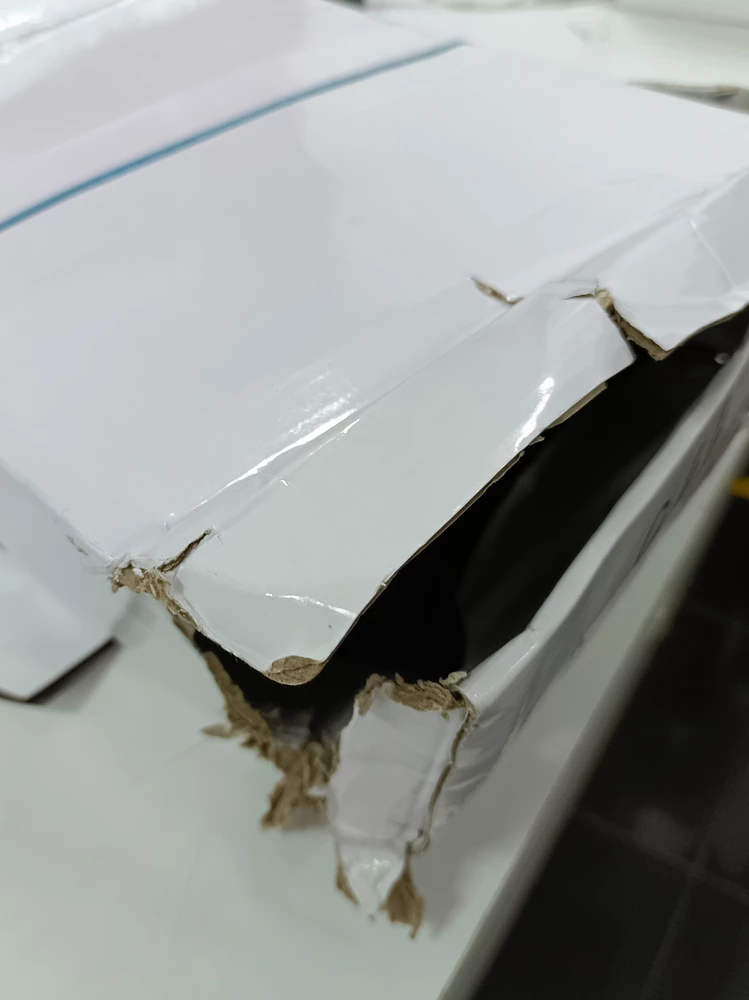 Самое первое впечатление от вида коробки.... Такое ощущение, что ею играли в футбол. Очень неприятно! Коробка была вся порвана и не во что больше не упакована. Держалось все на хлипкой резиночке. Удивительно, что ботинки не вывалились по пути...Сами ботинки... Один прошит черными нитками, другой белыми. Ботинки подходят на широкую ногу с высоким подъемом. Брала на размер побольше, чтобы носить с носочком.