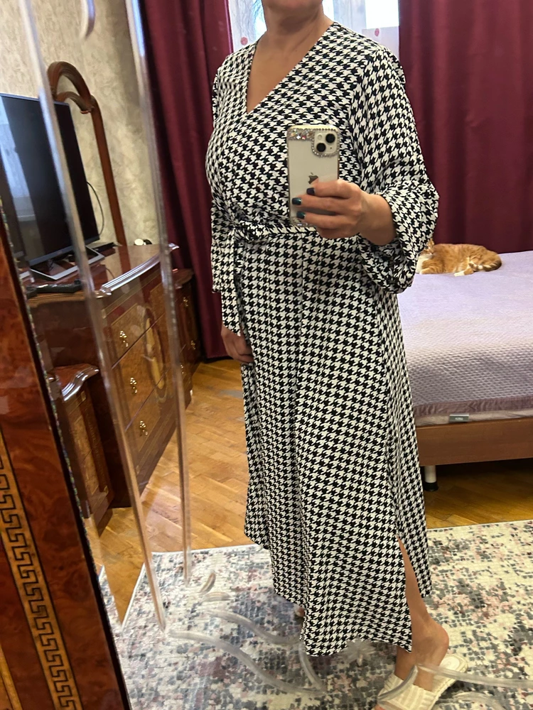 Шикарное 👗 платье На ОГ 102см отлично смотрится!!Длину откорректировать и шикардос за такую стоимость!!!Спасибо!