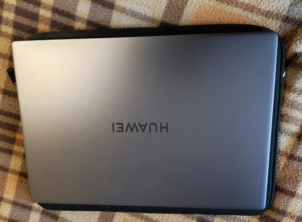 Отлично подошёл на HUAWEI MateBook D16 Все швы ровные, чехол качественно прошит . Рекомендую к покупке.