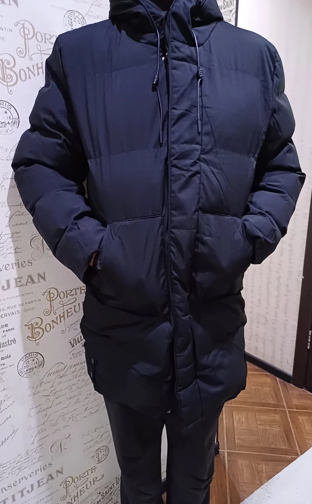 Куртка тёплая, отличный пошив.Хорошо на зиму,что она удлинённая, и с глубоким капюшоном.Мужу очень понравилась👍