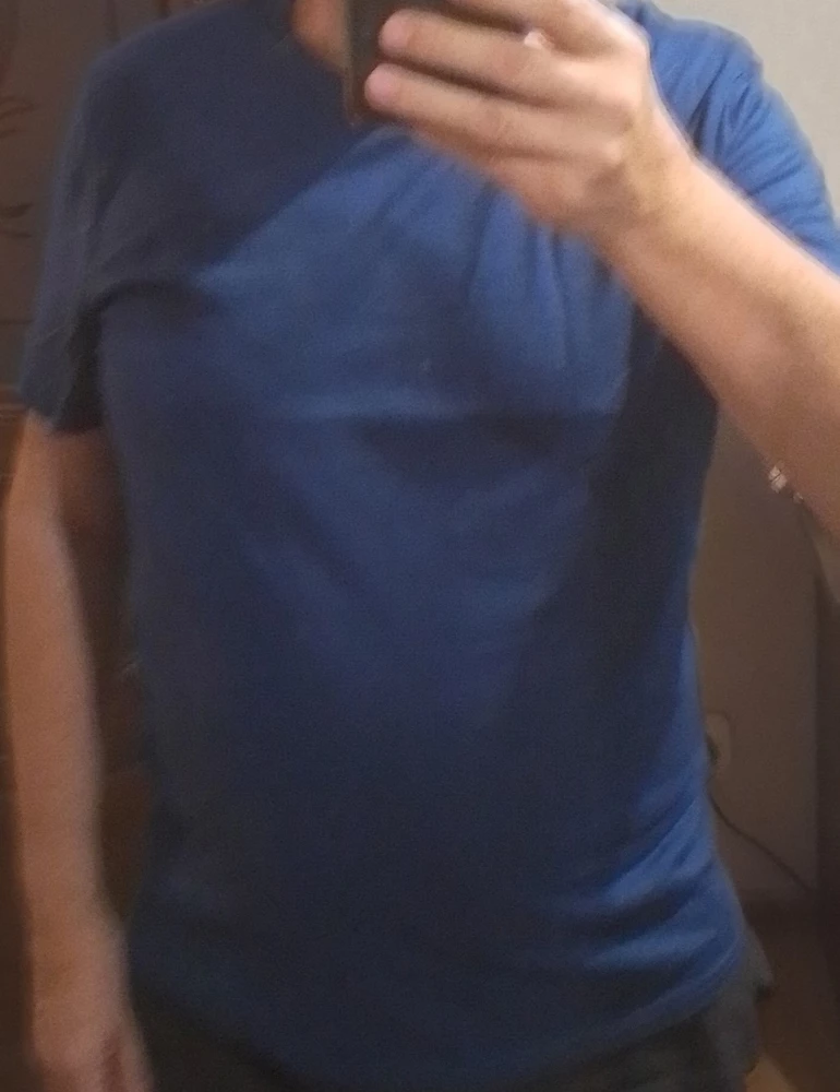 Обычная футболка из коттона. Цвет отличается - фактически более темный.