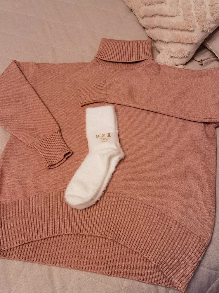 Мне очень понравился свитер. Он мягкий, прекрасно садится, ворот не дааит, качественная вязка, хороший состав. Спасибо за прелестный подарок🙂