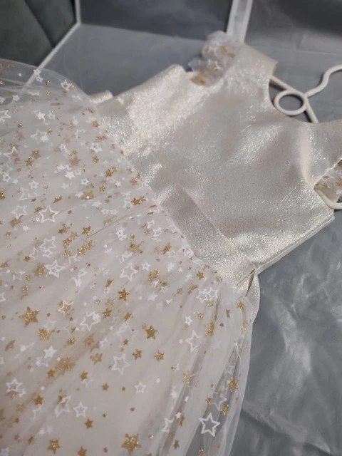 Хорошенькое платьице , ребенку удобно в нем. Лёгкое , воздушное , с ненавязчивыми звёздочками блестящими. Мне понравился верх платья из мерцающего перламутрового материала. Взяли в белом цвете для новогоднего утренника.