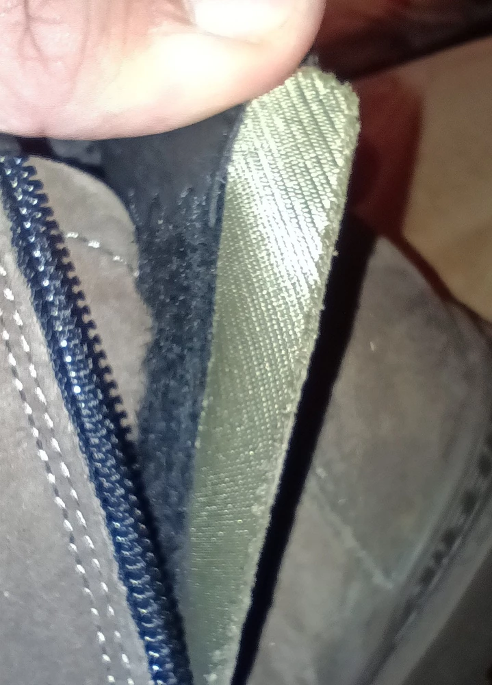 Материал этой обуви не чистая кожа.