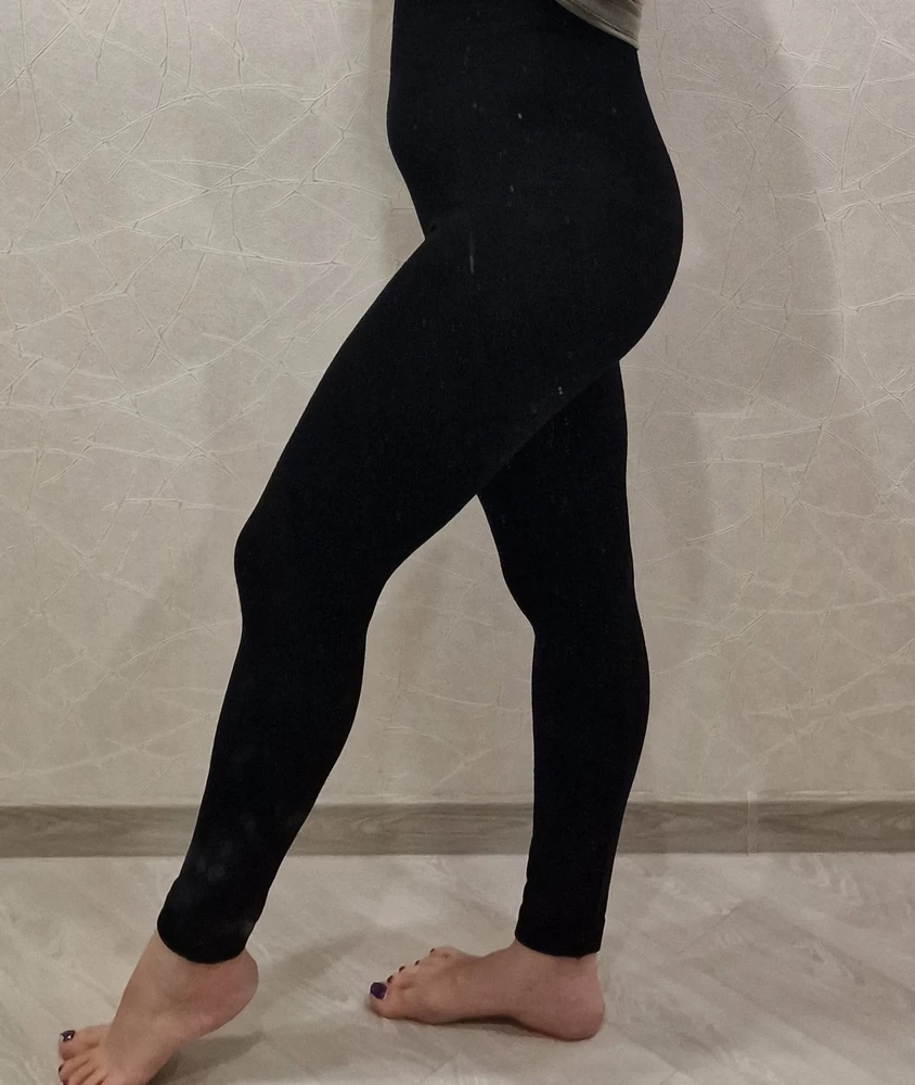 Отличного качества, мягкие,комфортные и очень тёплые. Высокая талия с широкой резиночкой. Есть хороший начес. На мой рост 170 и размер 46 очень комфортно сели. Под тунику классно смотрятся. Мне понравились, теперь хочу флисовые такие купить на зиму.