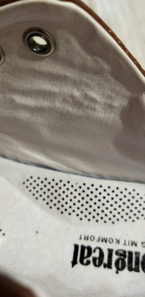 Заказала три размера, подошёл 39, длина моей стопы 25,2см, вставила гелевую стельку, утепленная стелька тоже подойдёт, ноге комфортно, если холодно, то утеплить можно,живу в южном регионе, и погода бывает непредсказуемая. По мне ,так отличные кеды, тиснение под крокодильчика интересно смотрится, запасные шнурки положили. Начитавшись страшных отзывов, сделала несколько фото, в т.ч.внутреннего мира этих кед)), все предельно наглядно,ориентируйтесь. Внутри точно нат.кожа, язычок тоже, возможно,что и весь верх, на коробке указано, что верх это нат.кожа. Я довольна, спасибо