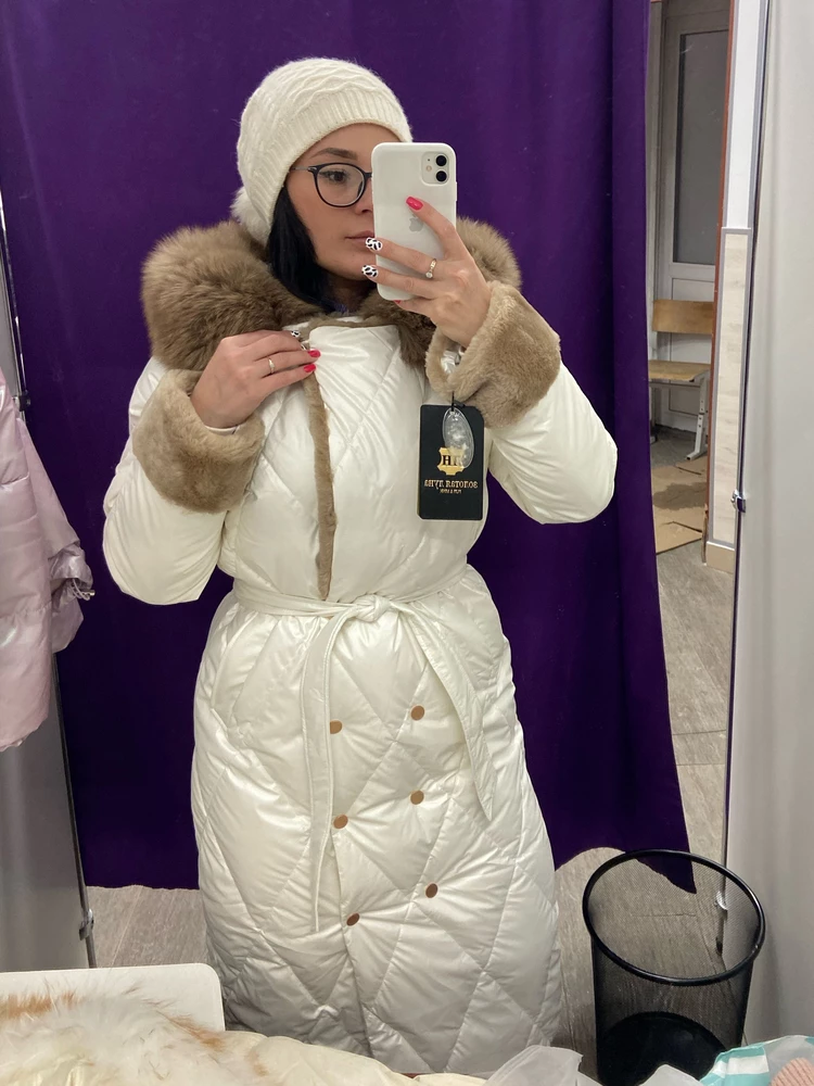 Очень красивый пуховик, натуральный мех везде. Легкий, цвет жемчужный красивый. Выбирала между пятью пуховиками, и выбрала все таки другой. 
Мои параметры: 90/73/103. Рост 159