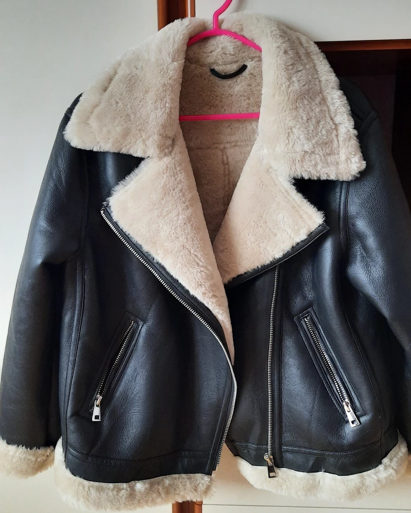 Заказывала восемь черных дубленок, с разным цветом меха, разных производителей, из разного эко-материала, с разными ценами. Эта оказалась самая удачная, мягкая и удобная, выглядит супер, спинка не стоит горбом, как в других, руки можно спокойно сгибать в локтях,  мех не осыпается ( да, у них есть такая проблема, особенно если мех барашком) эко-кожа смотрится как настоящая кожа. На свой класический 46 взяла 46-48. Довольна как слон ))))