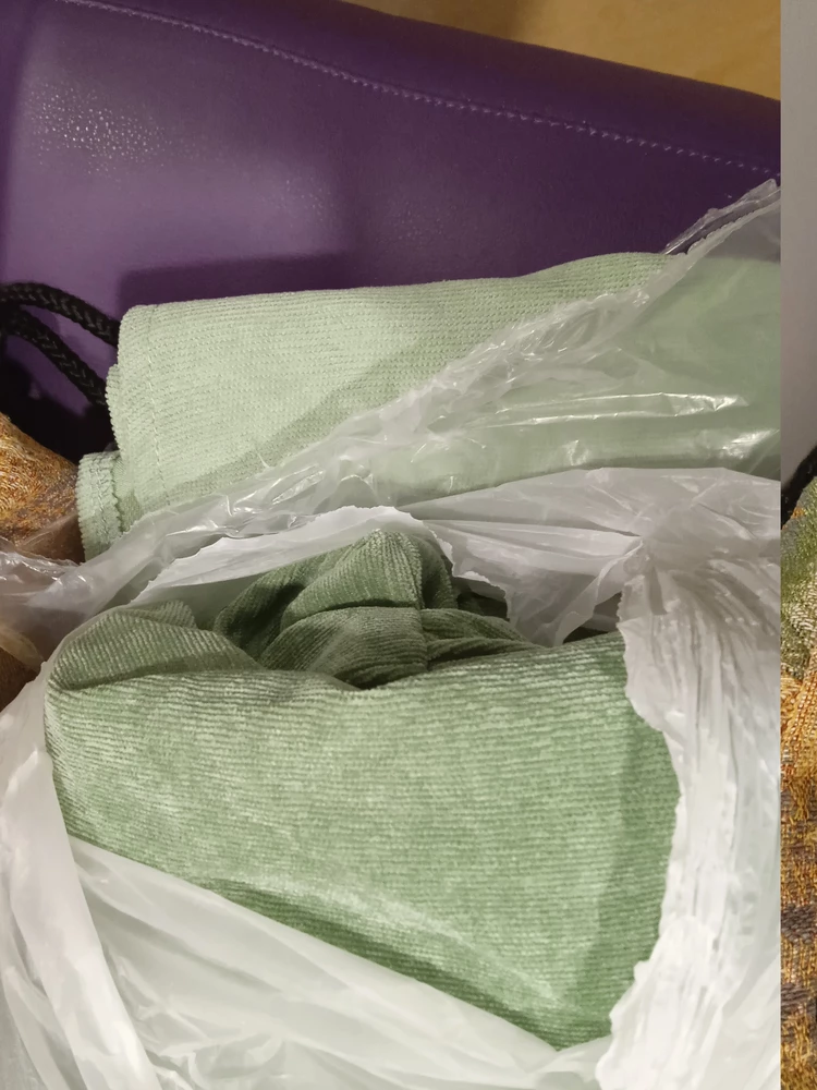 Заказывала 2 одинаковых платья разного размера! Вельвет разный, хоть и одного цвета! Ткань платья, что подошло по размеру, совсем неважного качества: всё в крапинку, вельвет неоднородного цвета. (!)