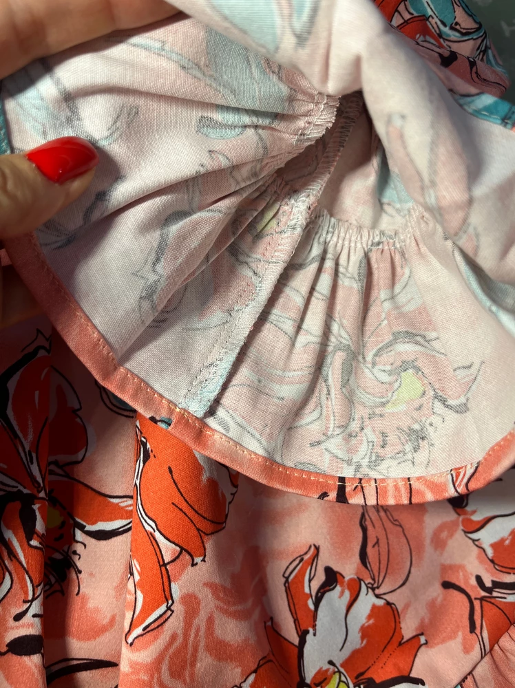 Покупали платье на утренник ко Дню Матери. Платье отличное, плотный хлопок. Сама шью, поэтому всегда проверяю швы, здесь все идеально! Очень довольна! Дочка не хотела снимать, сразу концерт устроила))