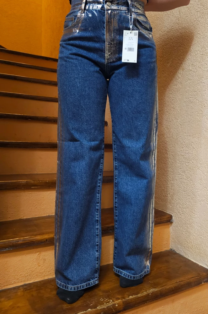 Отличные джинсы, плотные, садятся по фигуре. Цвет и размер соответствует. Размер 28 на ОТ 79 ОБ 100. На высокий рост. Мой 165 только под каблук