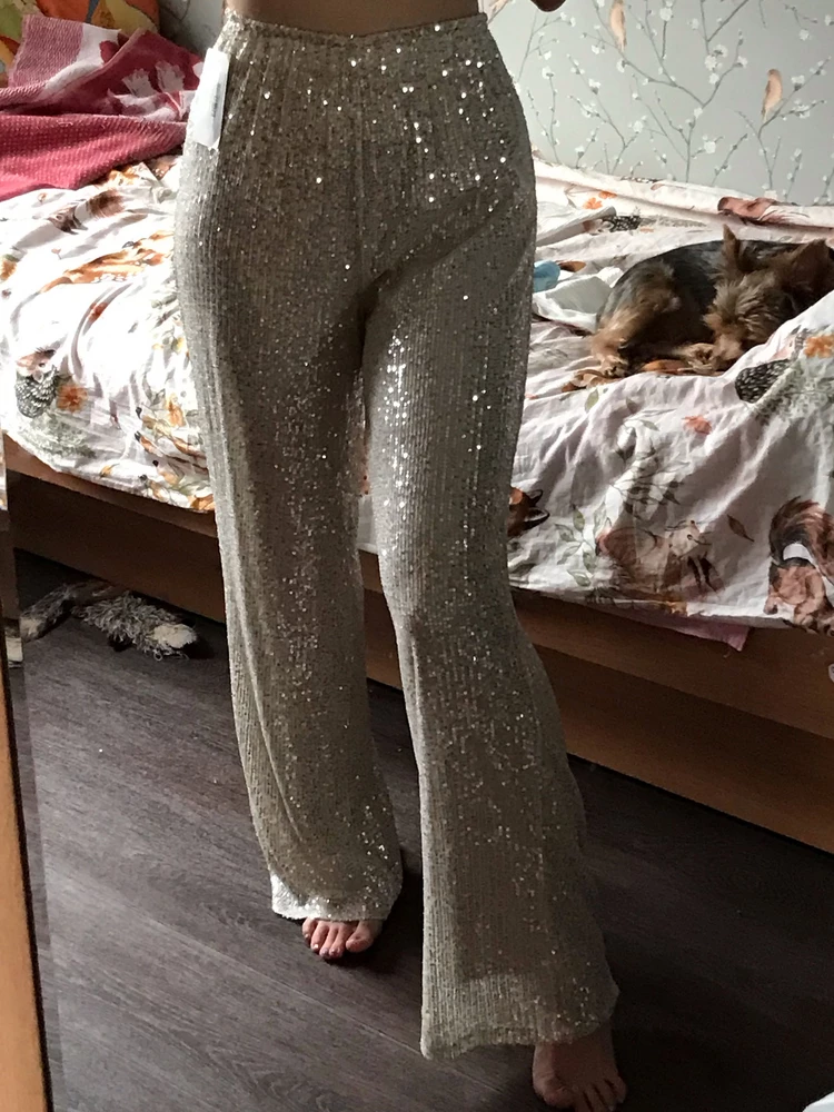 Ткань уже оставляет желать лучшего: торчат нитки, осыпаются пайетки, размер s подошёл на от 66 об 100