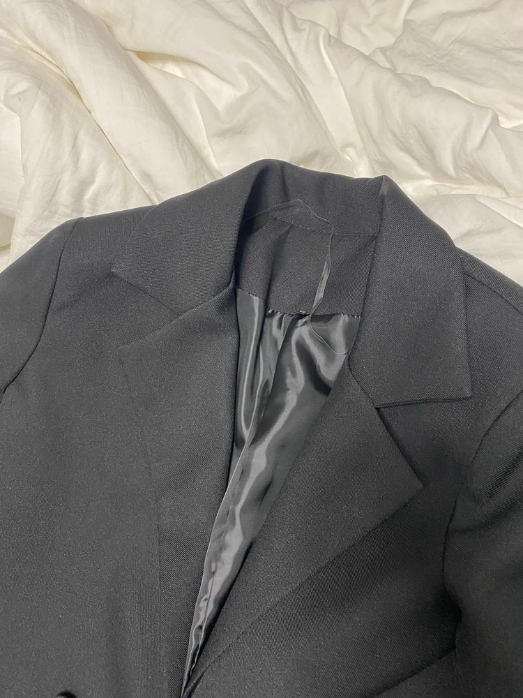 Ребята, что за хрень 😡
На пиджаке даже нет фирменной бирки !!!! Качество ужас! Сшит весь на перекосяк! Как не стыдно выходить на рынок!!
Позор Валдберису!!!
Оранжевый пиджак покупала в другом месте, совсем другое качество!