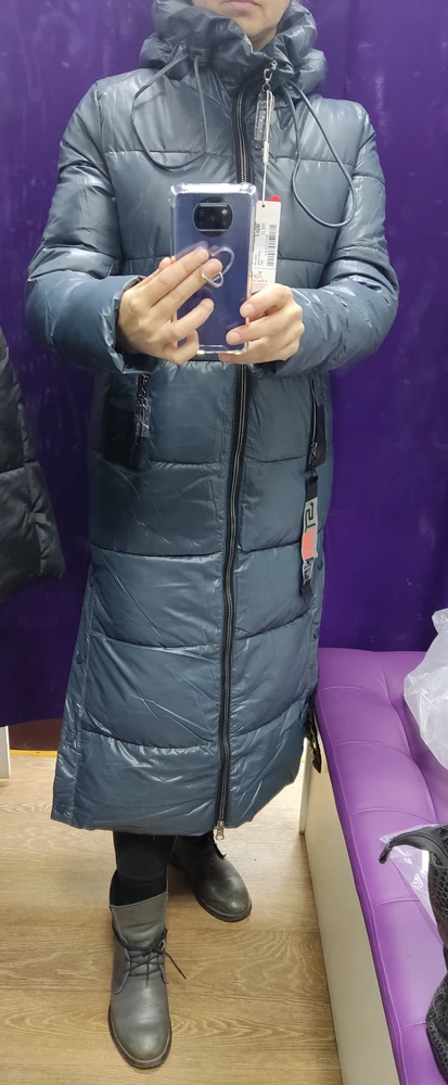 Отличный стильный пуховик. Радует то, что в отличии от пуховика с пухом это пальто можно стирать самостоятельно. Да и цена 🔥
Хорошие швы. Немного торчали нитки, но при этом швы крепкие и аккуратные. Капюшон утягивается при необходимости 👍. 
Стильная отделка🤗