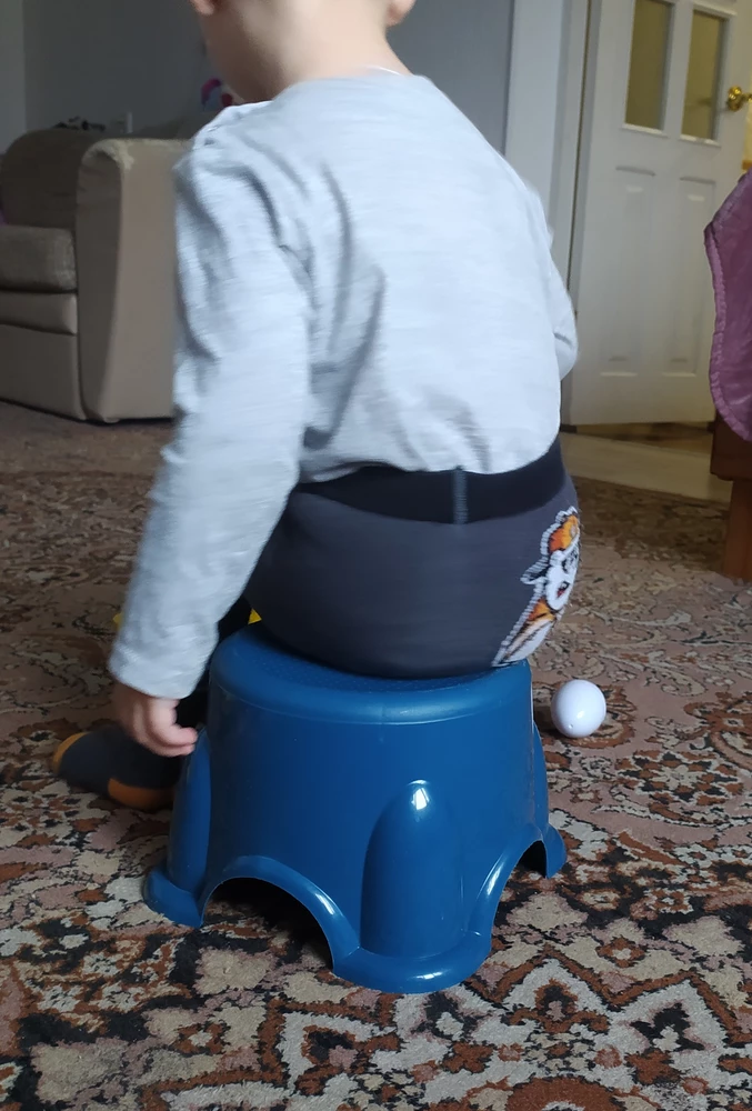 Малыш 1,5 года обожает эту табуретку, она лёгкая, за счёт дырочки по центру удобно её носить, устойчивая, по размеру идеально. Единственное что пришла немного поцарапанная, но мы забрали, нам не принципиально