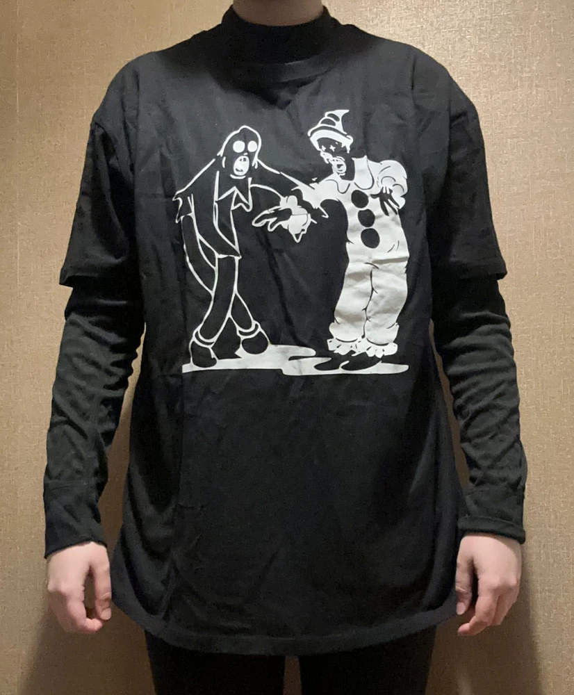 Хорошая футболка, приятная на ощупь. Сама по себе тоненькая, лучше стирать в ручную. На рост 168 взяла XL, чтобы сидела как оверсайз.