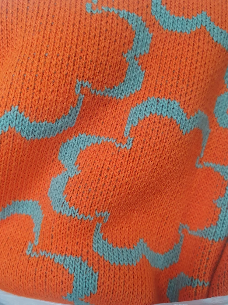 Картинка соответствует реальности. Материал приятный, не колется, но на мой 44 размер очень широкая оказалась, да и расцветка не подошла.