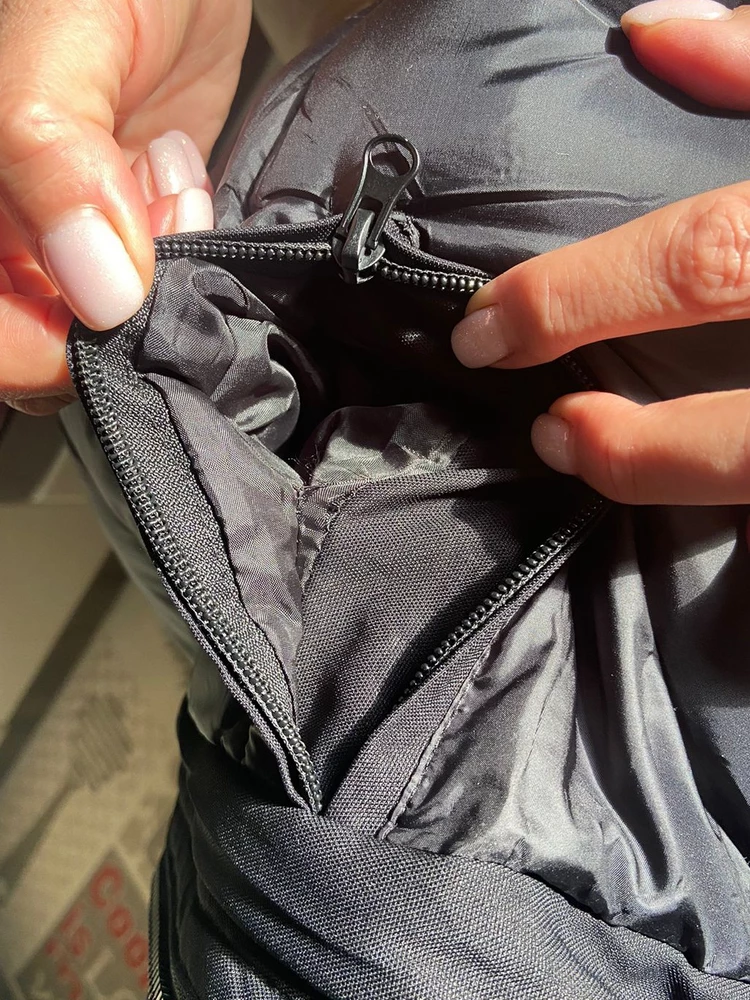 Куртка хорошая, ткань, фасон, тяжеловата только. Внутренний карман по браку наполовину застрочен изнутри, поэтому снимаю одну звезду. Поставщик не хочет компенсировать стоимость ремонта?