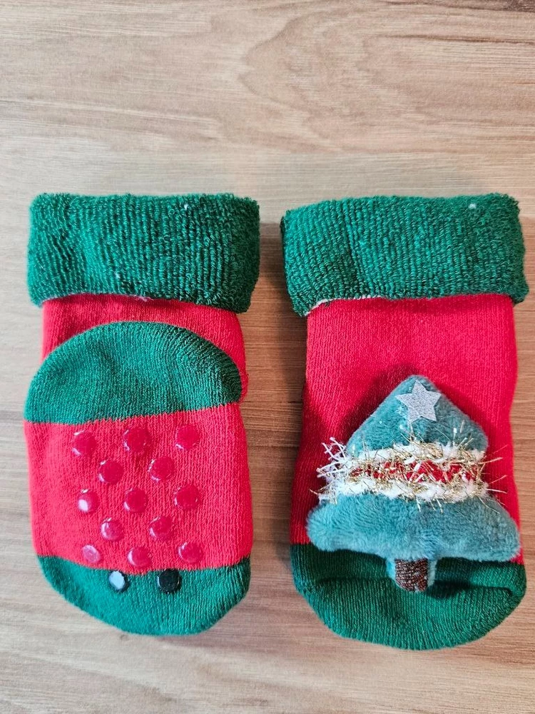Милые носочки в новогодней тематике. Ну а упаковка вообще блеск, легко можно брать на подарок малышам. И ноги в тепле и игрушки сразу на ножках:))
