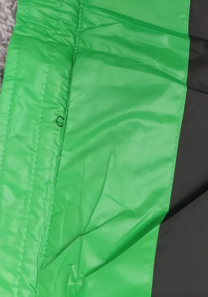 Цена/качество соответствуют заявленной цене. Для повседневной носки мне как раз подходит. Сшито конечно ширпотребовски, но и цена для таких вещей смешная. Карман на груди обманка, боковые на кнопках и достаточно глубокие. Боковые цветные разрезы внизу пальто, для моей фигуры лучше не открывать, хотя очень интересный фасон получается при открытых вкладках. Рукава длинноваты для моего роста 165, но это не критично, подошью. Капюшон несуразный, прийдется обязательно одевать шарф или свитер с высокой горловиной. Молния в порядке, очень порадовало качество гарнитуры. Цвет ходовой черный и вкладка зеленая красиво смотрится. На счет стирки, не знаю пока, но думаю в машинке при деликатном режиме все будет нормально. Хорошее пальто. Посмотрим сколько  прослужит.