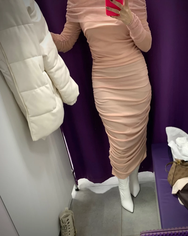 А что говорить? Одно разочарование. Исполнение интересное, но результат не то что ожидалось. 
Размер М огромный, я выгляжу в этом платье как гусеница которая замоталась в тюль🙈
И даже приподняв чуть выше платье, лучше не становится, всё торчит непонятно как.
Платье выбирала на свадьбу к подруге и забирала за день ДО. Мораль такова: «не надеяться на одно платье»