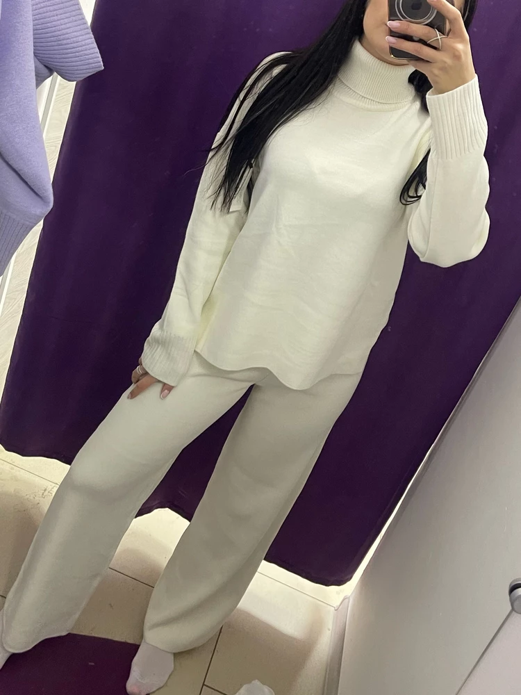 Хороший костюм, качество👍🏻 но вот цвет оказался совсем не белым, а молочным, это огорчило (фото не передает цвет вживую)