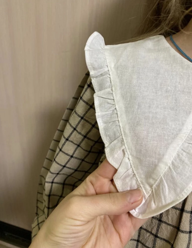 Платье классное, понравилось, искали что то подобное, и наконец нашли ,на рост 113 заказали размер 130. Взяли для фотосессии , но еще будем ходить в нем в садик. Ткань легкая, тонкая, в садике в нем не жарко. Рекомендую