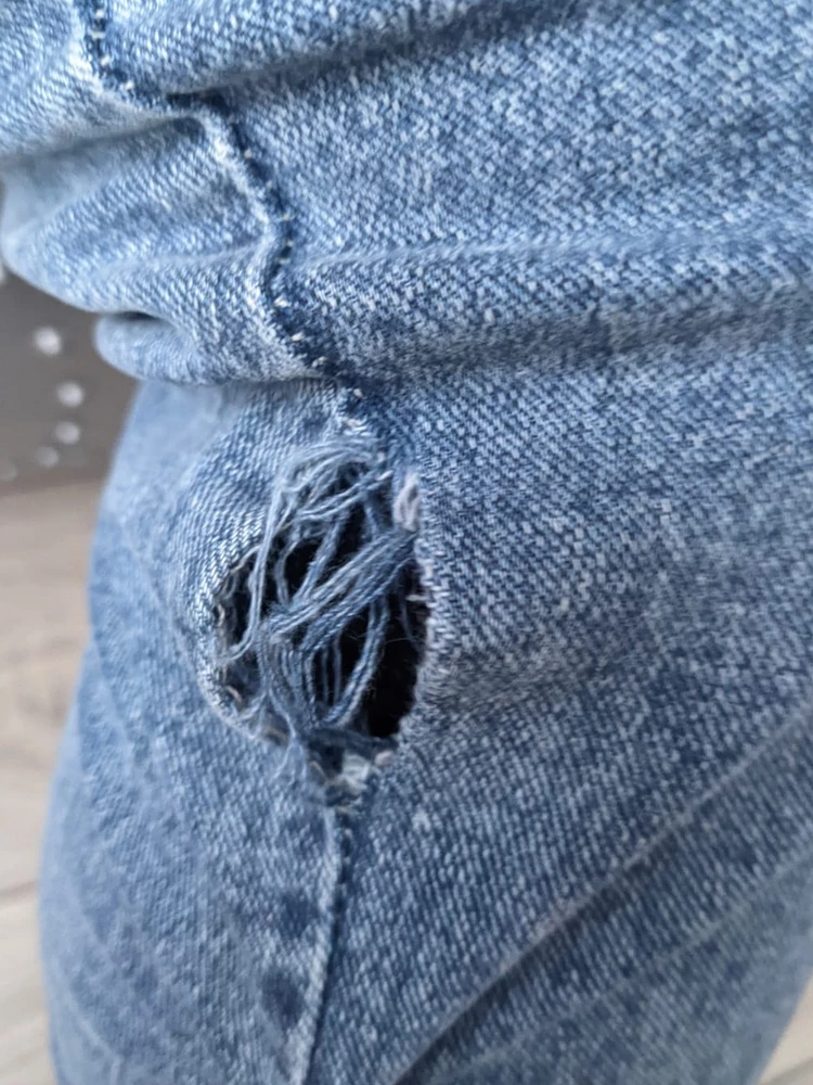 Хотела написать положительный отзыв, потому что джинсы в целом хорошо сели, но дома при повторной примерке обнаружила дырку на боковом шве.