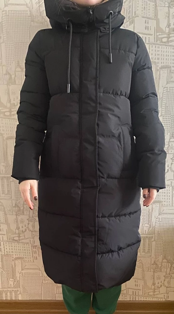 Товар понравился, даже превзошел мои ожидания😍Выбирала между тремя пуховиками, у данного продавца оказался самый лучший🔥Хорошо и равномерно набит, ткань качественная (не шуршит), строчки ровные, нитки не торчат. Примеряла на объемный свитер - нигде не тесно.  Классно смотрится как с поясом, так и без. В общем очень довольна, тем более за такую цену, рекомендую🫶🏻👍🏻