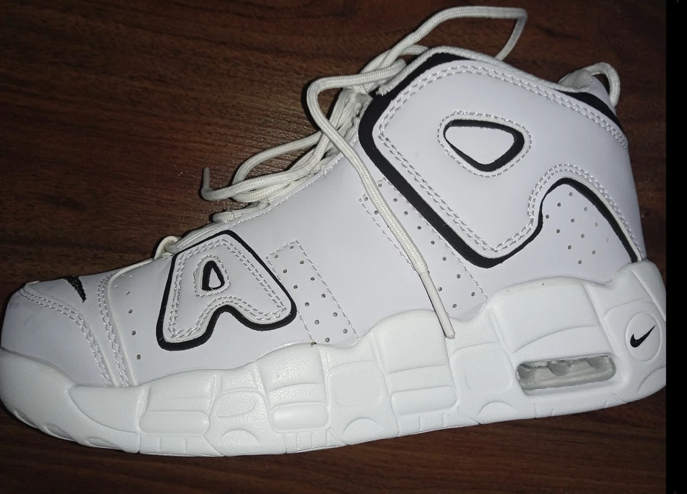 хорошие кросовки,но буква I где по дороге потерялась.