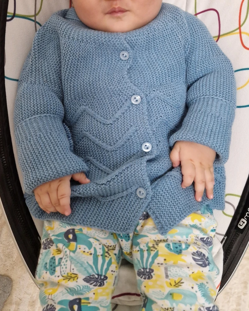 Кардиганчик прелесть, мягкий и теплый, под зимний комбинезон как раз подойдёт, я думала маломерит, взяла 18 месяцев, нам 7 месяцев, оказался большим, надо было брать 12 месяцев, ну ладно на вырост зато