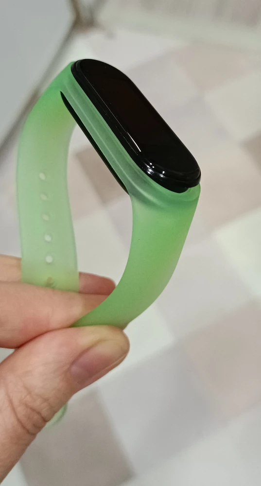 Материал очень приятный на ощупь, цвет прикольный, НО на мой mi band 5 не подошёл((( Капсула сидит очень ненадёжно - носить не буду, опасно.