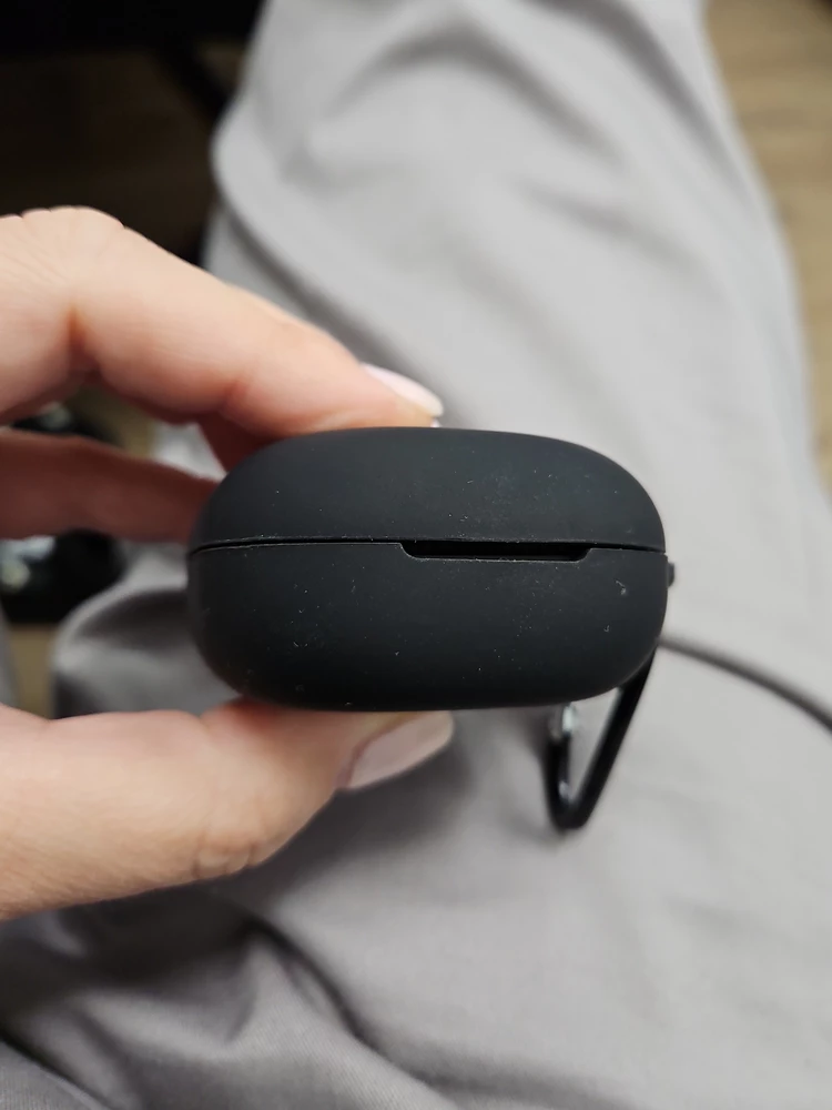 Чехол нужно растянуть по корпусу наушников и тогда он садится как надо. Для buds2 pro подошёл отлично. Пыль прилипает сильно