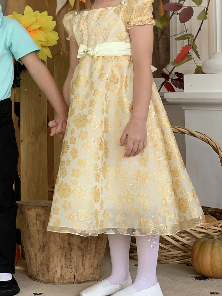 Платье очень красивое. На осенний утренник- самое то. 
На рост 109 платье взяла 116 размера.
В комплекте не было сумочки, как на фото-картинке.