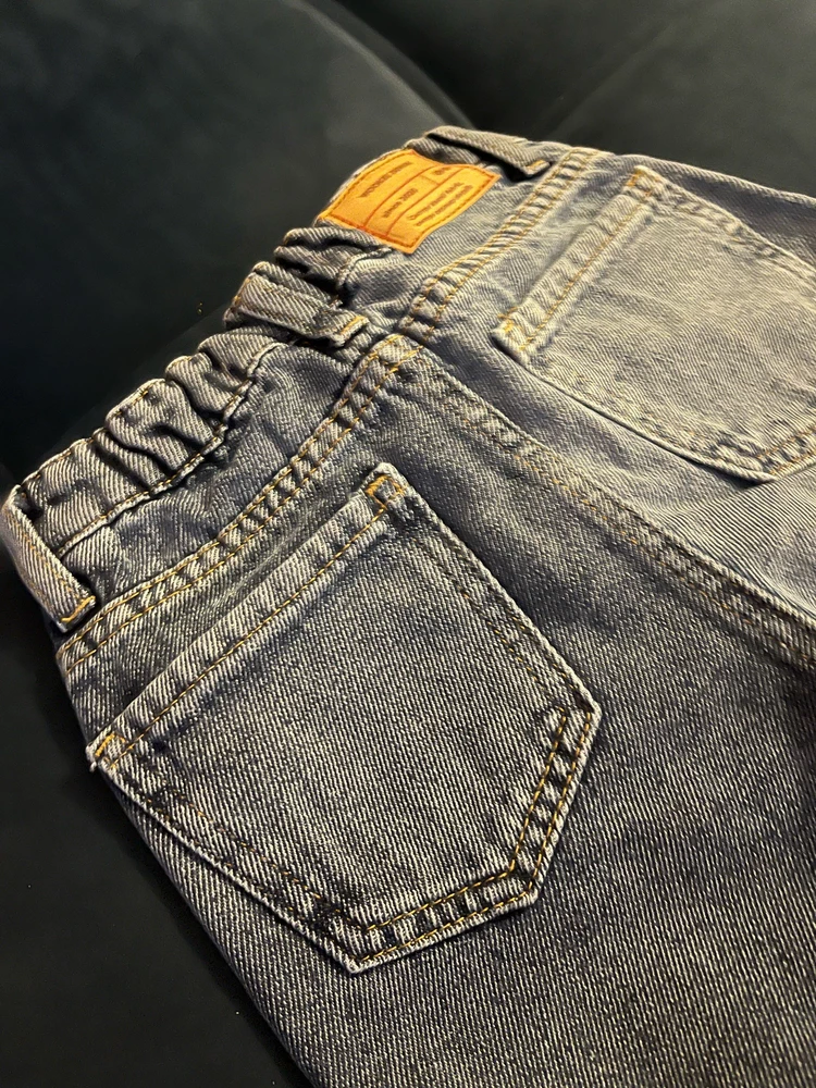 Приталенные джинсы, строчки все качественные и ровные , джинса плотная и держит форму