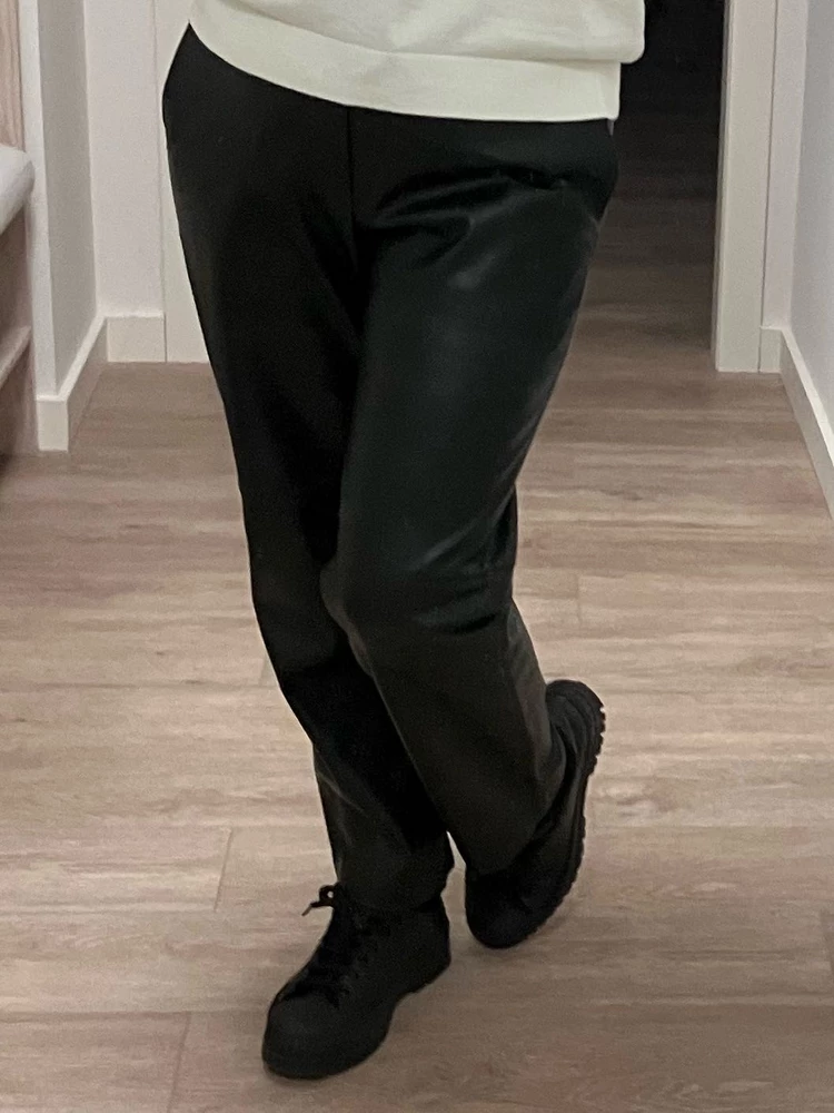 Качество очень хорошее, удачный фасон, мягкие, теплые, только купила - поэтому как будут носиться не могу сказать, на рост 160, размер 46 , бедра 100 размер S сел очень хорошо.