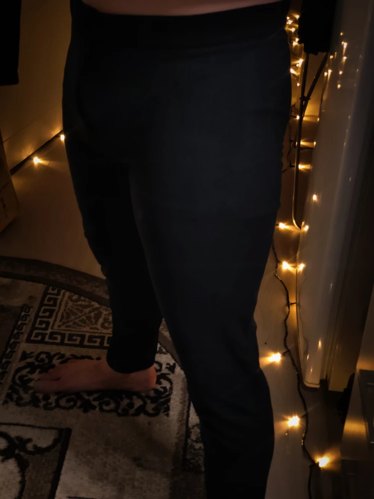 Теплая, качественная двойка. На фото 175/74 (см/кг), рекомендую брать  размер 2XL как у меня на фото, а на размер меньше, чтобы было плотнее, вообще он ещё и тянется, спокойно сел бы и XL, чтобы более в обтяжку был. Реально очень приятный материал, случайно заказал и доволен. Благодарю продавца Wildberries, рекомендую на 100%