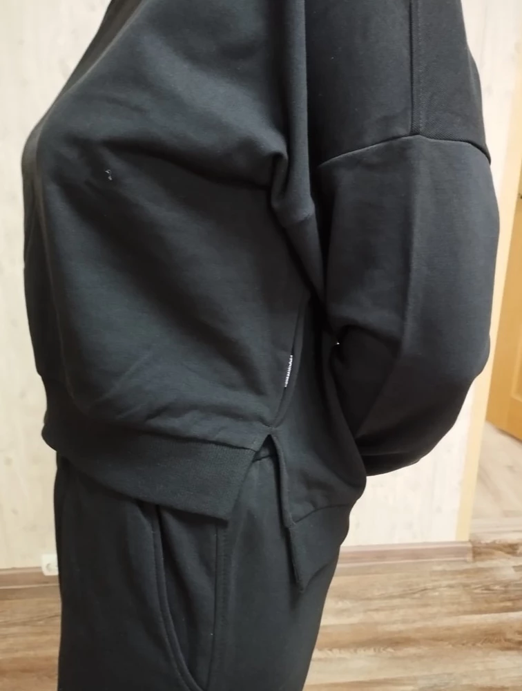 Базовая вещь/ В комплекте с брюками взяла как костюм. Добротный пошив. Футер плотный и приятный к телу, носила на голое тело