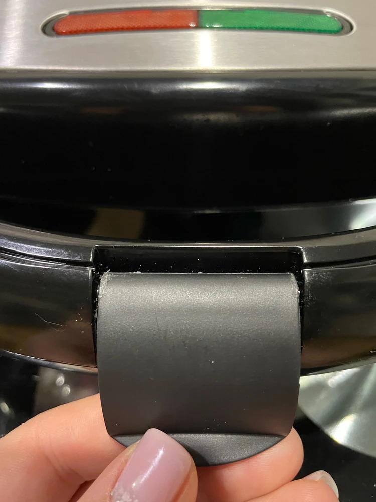 Товар пришёл в коробке и в пакете. Сам агрегат тоже был в пакете, но весь поцарапанный. Крышка сверху (фото прилагаю) вся в полосках, защёлка потрёпанная(либо изготовлена кое-как, либо кто-то уже этим мультипекарем пользовался..🤔).
При первом включении задымился. Гарь пошла по всей кухни. В общем качество далеко не на высоте или прислали уже б/у агрегат. Книжки с рецептами не оказалось. Прошу продавца связаться со мной по поводу компенсации этих недостатков. Долго выбирала какую модель взять и в итоге приобрела далеко не лучший экземпляр.
P. S Пока приготовили только сэндвичи. С этим вроде пекарь справился.