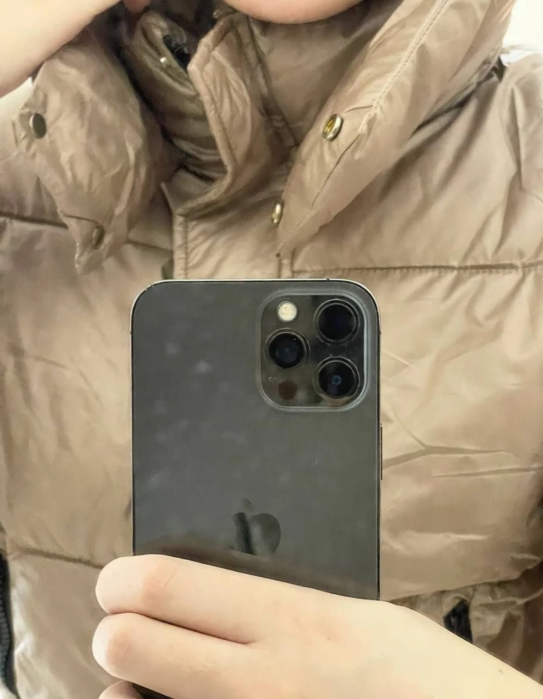 Куртка тёплая, все качественно сшито, карманы ровные, швы аккуратные и утеплитель равномерно распределен ,пришла немного раньше заявленного срока, но я только рада👌смотрится симпатично ! Рекомендую девочки ❤️