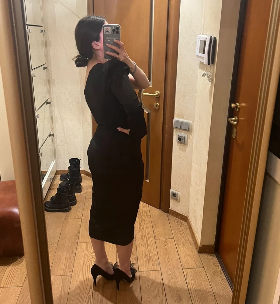 Платье очень красивое, сидит по фигуре, понравилась модель платья - на одно плечо, смотрится соблазнительно и эффектно!