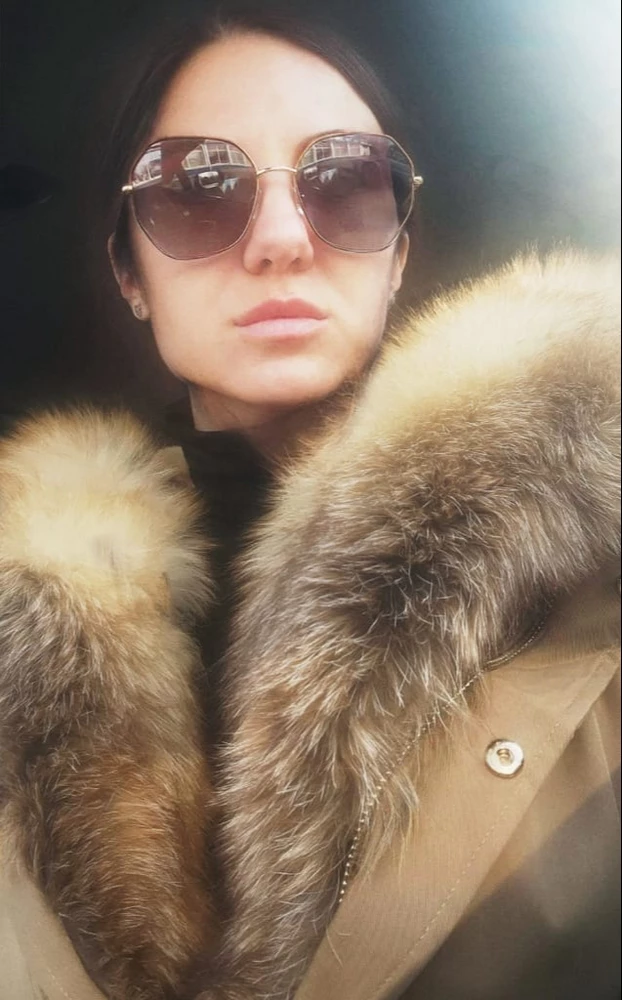 Классная парка. Смотрится шикарно! Попа прикрыта, Воротник застегивается, чуть не до самого носа. Капюшон богатый. Кажется тонковатой. Скорее она демисезонная. Но -20 еще не случалось, не проверяла))). Подклад отстегивается. Рекомендую!