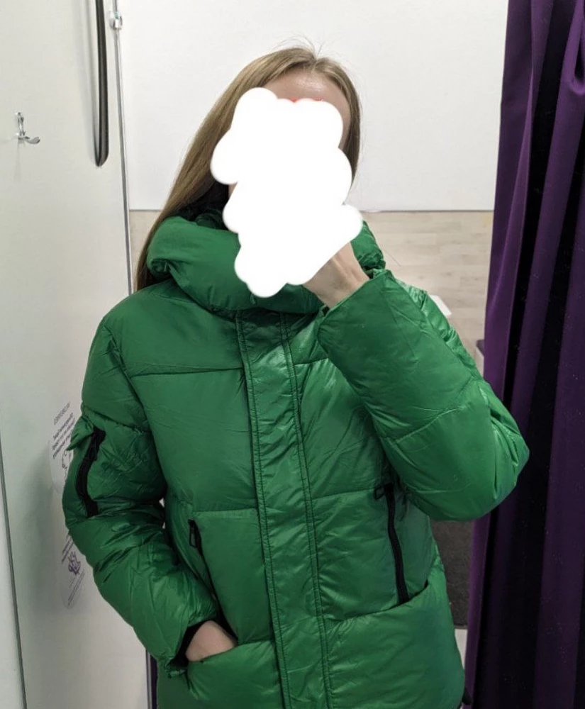 Сестре понравилась куртка. Качественная вещь, цвет насыщенный, приятный. Даже без отпаривания выглядит достаточно пухло. Материал водоотталкивающий. Будем смотреть в действии, а пока что 5 звезд 👍